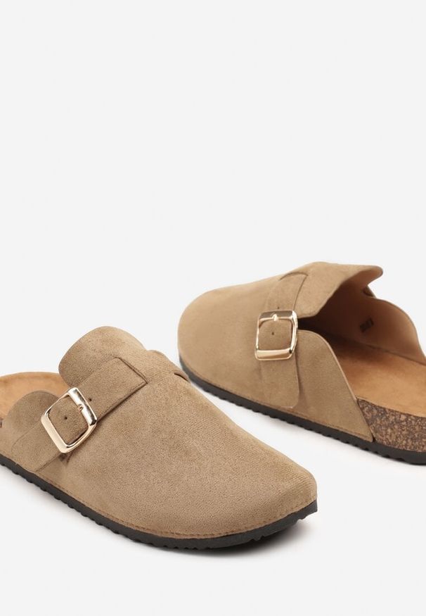 Renee - Ciemnobeżowe Klapki Ozdobione Klamrą na Pasku Zelevelis. Okazja: na co dzień. Kolor: beżowy. Materiał: jeans. Wzór: aplikacja. Obcas: na obcasie. Styl: casual, elegancki. Wysokość obcasa: niski