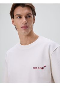 Reserved - T-shirt comfort z nadrukiem na plecach - złamana biel. Materiał: dzianina, bawełna. Wzór: nadruk #1