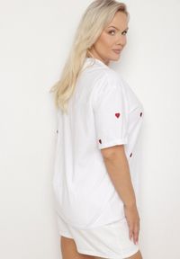 Born2be - Biało-Czerwony Bawełniany T-shirt Zdobiony Haftem w Kształcie Serc Naloree. Okazja: na co dzień. Kolekcja: plus size. Kolor: biały. Materiał: bawełna. Wzór: aplikacja, haft. Styl: klasyczny, casual, elegancki #5