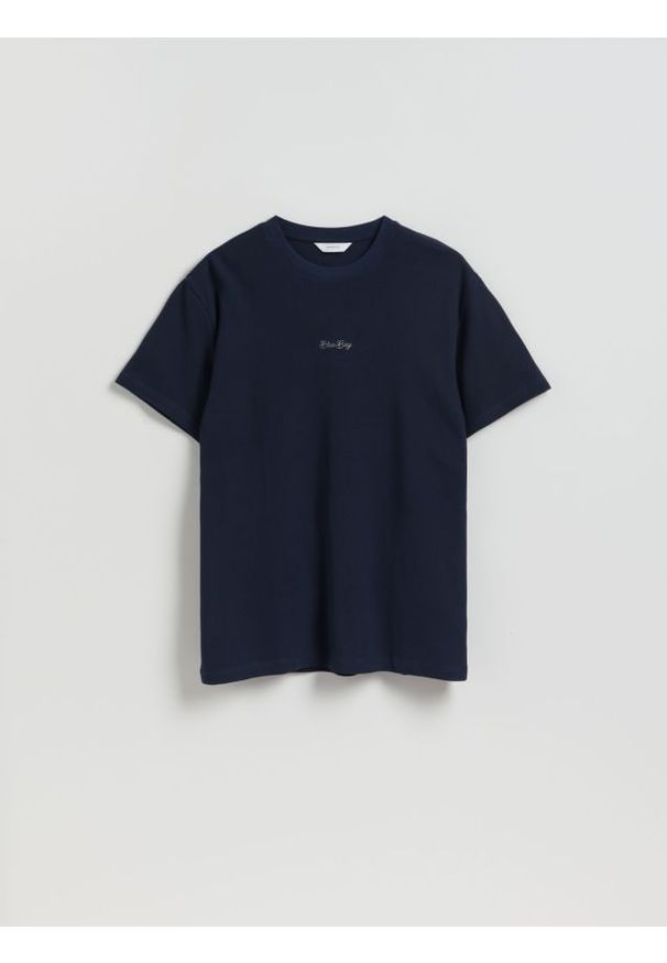 Reserved - T-shirt comfort z haftem na plecach - granatowy. Kolor: niebieski. Materiał: bawełna, dzianina. Wzór: haft