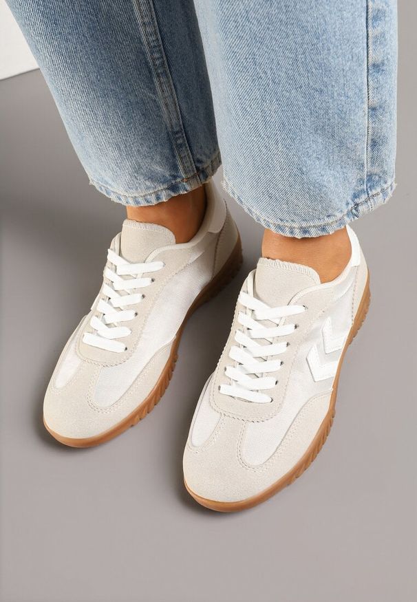 Born2be - Beżowe Sneakersy w Stylu Klasycznych Tenisówek z Ozdobnymi Przeszyciami Napilia. Okazja: na spotkanie biznesowe. Kolor: beżowy. Materiał: jeans, skóra