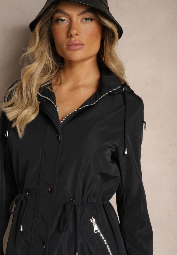Renee - Granatowa Kurtka Parka Ściągana w Talii Troczkiem z Odpinanym Kapturem Fessiania. Okazja: na co dzień, na spotkanie biznesowe. Kolor: niebieski. Materiał: jeans. Styl: biznesowy, elegancki, casual