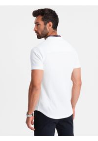 Ombre Clothing - Dzianinowa męska koszula z krótkim rękawem i kolorową stójką – biała V1. Typ kołnierza: kołnierzyk stójkowy. Kolor: biały. Materiał: dzianina. Długość rękawa: krótki rękaw. Długość: krótkie. Wzór: kolorowy. Styl: sportowy #5