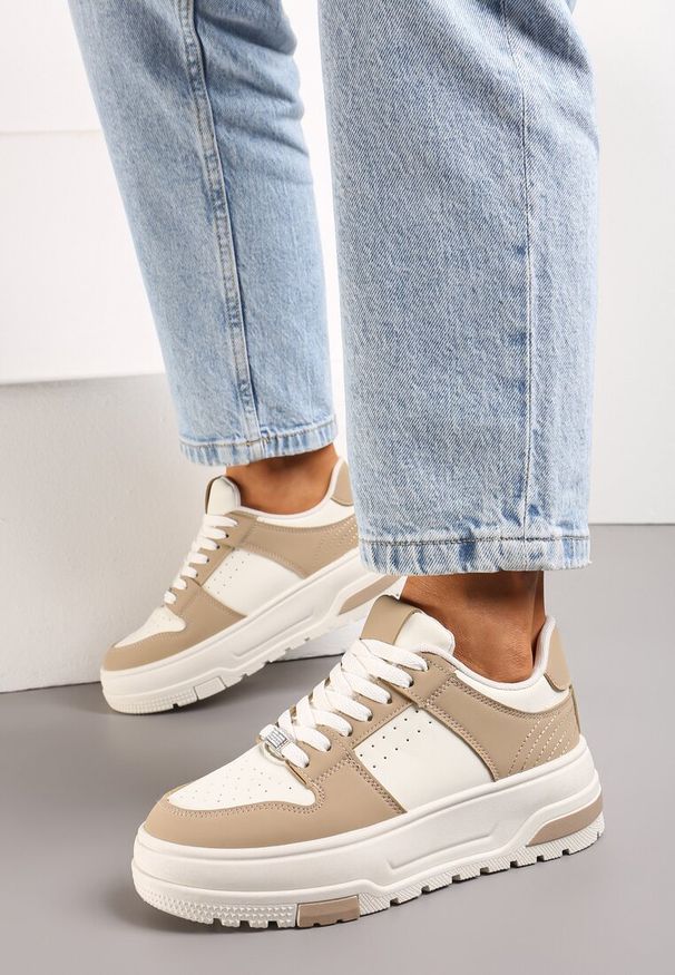 Renee - Ciemnobeżowe Sneakersy z Ekoskóry na Grubej Podeszwie z Ozdobnymi Wstawkami Sarnei. Okazja: na co dzień. Nosek buta: okrągły. Zapięcie: sznurówki. Kolor: beżowy. Materiał: jeans, materiał. Obcas: na obcasie. Wysokość obcasa: niski