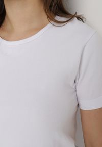 Born2be - Biały T-shirt z Okrągłym Dekoltem Idudia. Kolor: biały. Materiał: dzianina #2
