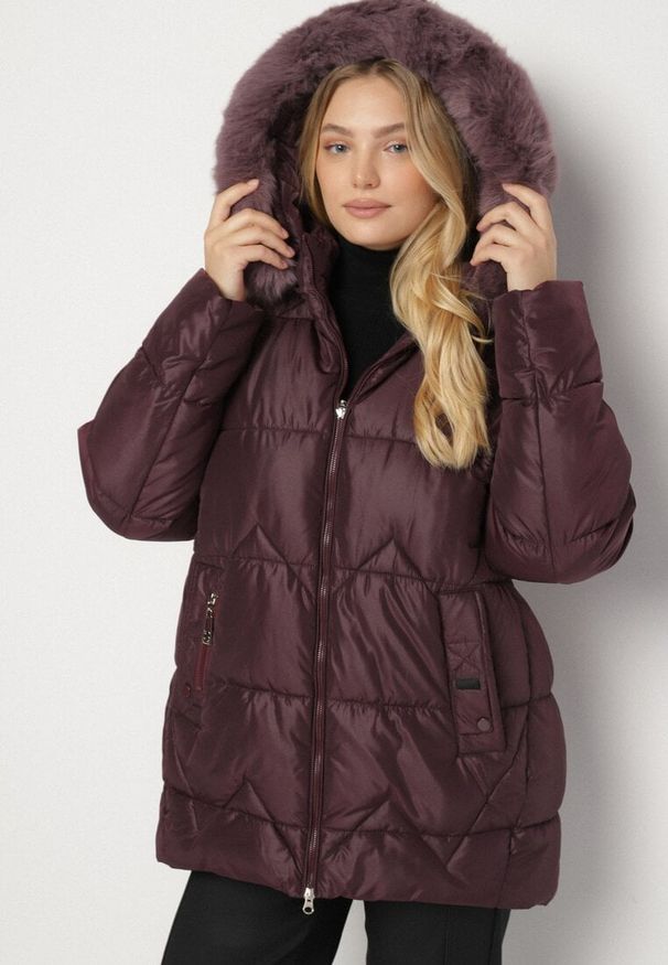 Born2be - Ciemnofioletowa Pikowana Kurtka z Kapturem z Futerkiem Tevea. Okazja: na spotkanie biznesowe, do pracy, na spacer. Typ kołnierza: kaptur. Kolekcja: plus size. Kolor: fioletowy. Materiał: futro. Styl: klasyczny, biznesowy, elegancki