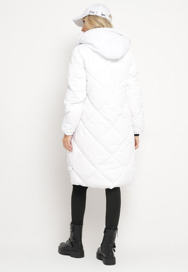 Born2be - Biała Kurtka z Kapturem i Kieszeniami w Kraciaste Pikowane Przeszycia Ettaline. Okazja: na co dzień. Typ kołnierza: kaptur. Kolor: biały. Materiał: jeans. Styl: elegancki, casual, sportowy, klasyczny