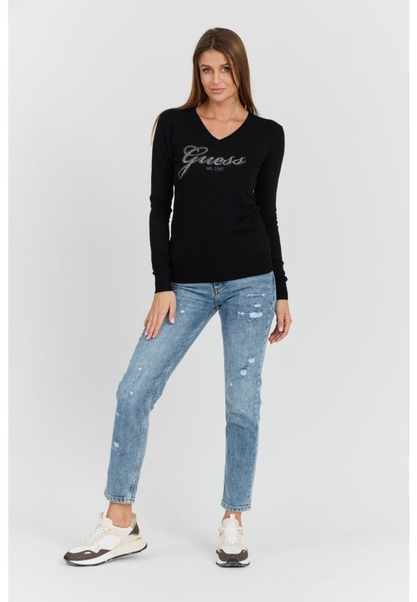 Guess - GUESS Czarny damski sweter Saige Logo Vn Ls Swtr. Typ kołnierza: dekolt w serek. Kolor: czarny. Materiał: materiał. Długość rękawa: długi rękaw. Długość: długie. Styl: elegancki