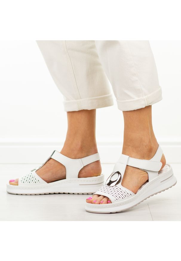 Białe skórzane sandały damskie Jezzi 9758. Okazja: na co dzień. Nosek buta: okrągły. Zapięcie: rzepy. Kolor: biały. Wzór: aplikacja. Materiał: skóra. Sezon: wiosna, lato. Obcas: na platformie. Styl: casual, klasyczny, elegancki