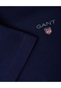 GANT - Granatowy t-shirt polo z logo. Typ kołnierza: polo. Kolor: niebieski. Materiał: bawełna. Sezon: lato #2