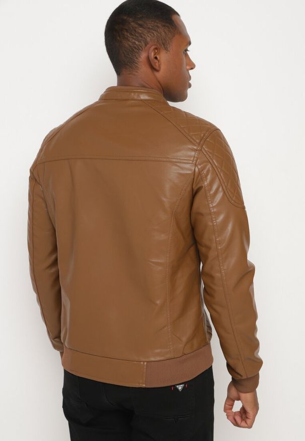 Born2be - Ciemnobrązowa Ramoneska Kurtka w Stylu Motocyklowym ze Stójką Tinina. Typ kołnierza: kołnierzyk stójkowy. Kolor: brązowy. Materiał: bawełna, jeans. Długość rękawa: długi rękaw. Długość: długie. Styl: klasyczny