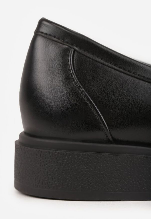 Renee - Czarne Mokasyny na Płaskiej Podeszwie Ozdobione Klamrą Relabra. Okazja: na co dzień, do pracy. Zapięcie: klamry. Kolor: czarny. Materiał: jeans. Wzór: aplikacja. Obcas: na płaskiej podeszwie. Styl: casual, elegancki