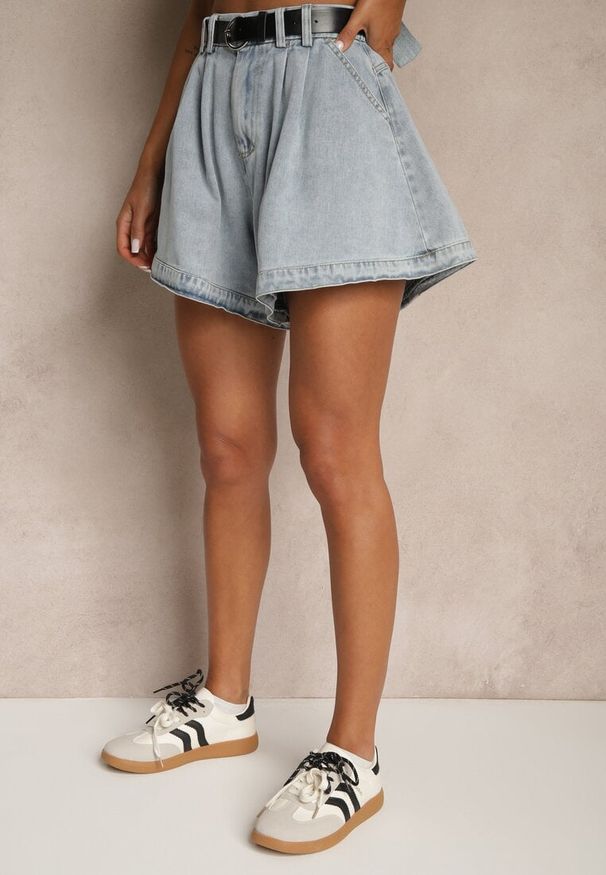 Renee - Jasnoniebieskie Szorty z Bawełny High Waist Ozdobione Paskiem Saromine. Okazja: na co dzień. Stan: podwyższony. Kolor: niebieski. Materiał: bawełna. Wzór: aplikacja. Styl: casual