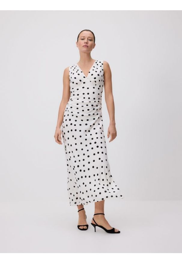 Reserved - Sukienka midi w grochy - wielobarwny. Materiał: tkanina. Wzór: grochy. Długość: midi