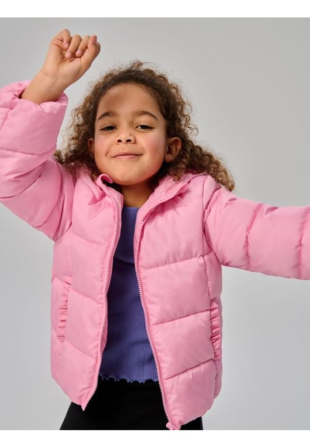 Sinsay - Pikowana kurtka puffer z kapturem - różowy. Typ kołnierza: kaptur. Kolor: różowy