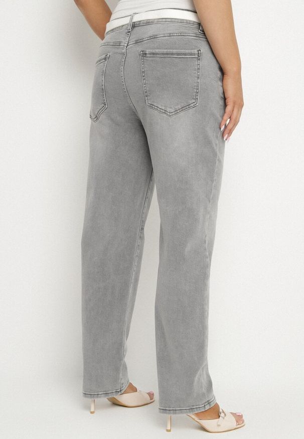 Born2be - Szare Jeansy o Kroju Mom Fit z Regularnym Stanem Folitia. Okazja: na co dzień. Kolor: szary. Styl: klasyczny, casual, elegancki