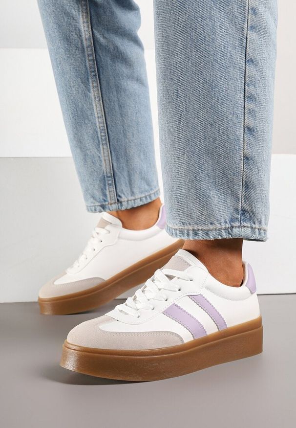 Born2be - Biało-Fioletowe Sneakersy w Stylu Tenisówek z Paskami Nilomira. Okazja: na co dzień. Zapięcie: pasek. Kolor: biały. Materiał: jeans