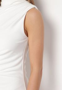 Born2be - Biała Maxi Sukienka Dopasowana z Ozdobnymi Marszczeniami Dorsalinna. Okazja: na spotkanie biznesowe, do pracy. Kolor: biały. Sezon: wiosna, lato. Typ sukienki: dopasowane. Styl: biznesowy, elegancki, klasyczny. Długość: maxi #2