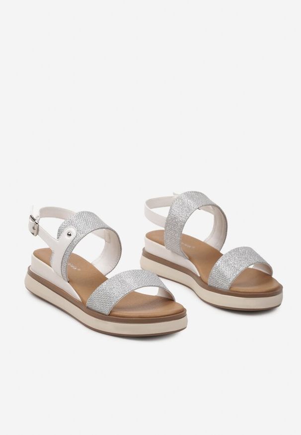 Born2be - Srebrno-Białe Klasyczne Sandały na Płaskiej Podeszwie z Brokatem i Sprzączką na Kostce Uliara. Okazja: na co dzień. Zapięcie: sprzączka. Kolor: srebrny. Materiał: jedwab. Wzór: aplikacja. Sezon: lato. Obcas: na płaskiej podeszwie. Styl: klasyczny