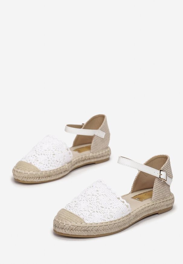 Renee - Białe Espadryle Maiseis. Nosek buta: okrągły. Zapięcie: klamry. Kolor: biały. Materiał: koronka, len, materiał. Szerokość cholewki: normalna. Wzór: koronka. Sezon: lato. Obcas: na płaskiej podeszwie