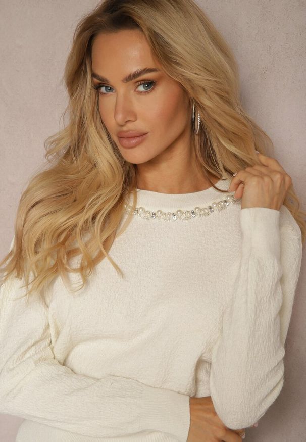 Renee - Biały Sweter Zakończony Ściągaczem z Perłami Miarina. Okazja: na co dzień. Kolor: biały. Materiał: jeans. Długość rękawa: długi rękaw. Długość: długie. Sezon: jesień, wiosna. Styl: casual