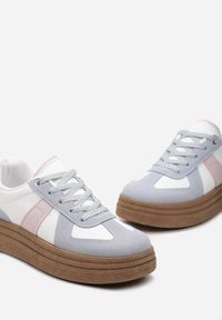 Born2be - Niebiesko-Białe Sneakersy na Niskiej Platformie z Materiałowymi Wstawkami Xeonbia. Kolor: niebieski. Materiał: materiał. Obcas: na platformie #3