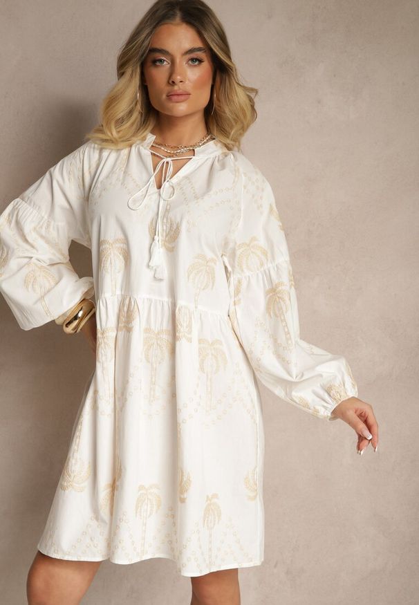 Renee - Biała Sukienka z Bawełny Ozdobiona Wiązaniem i Wzorem w Palmy Evialissae. Okazja: na imprezę, na co dzień. Kolor: biały. Materiał: bawełna. Wzór: aplikacja. Sezon: lato. Typ sukienki: proste. Styl: elegancki, casual