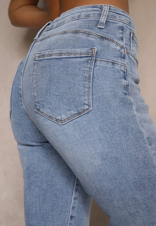 Renee - Jasnoniebieskie Jeansy High Waist o Kroju Mom Fit Delarinor. Okazja: na co dzień. Stan: podwyższony. Kolor: niebieski. Wzór: aplikacja. Styl: casual, elegancki