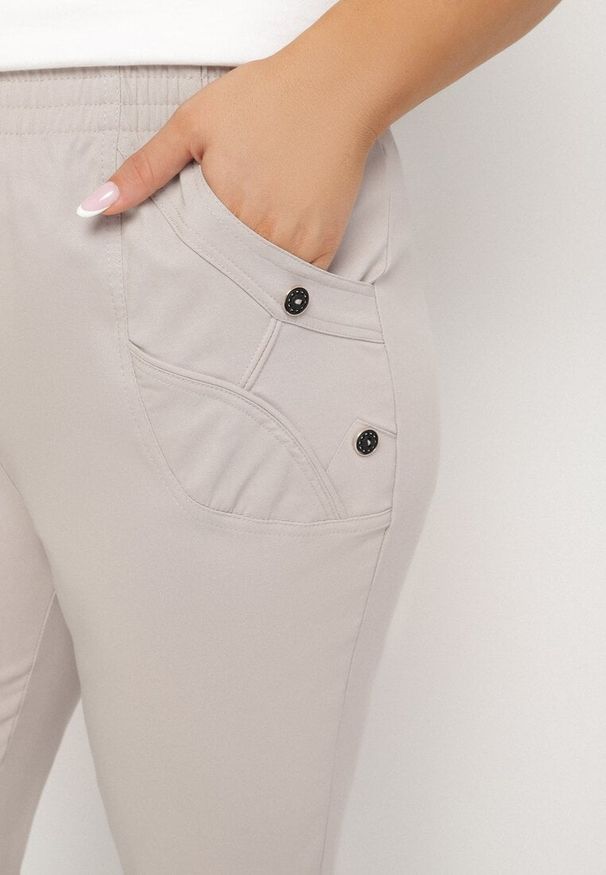 Born2be - Jasnobeżowe Spodnie z Wiskozą i Ozdobnymi Guzikami Lireza. Okazja: na co dzień. Kolor: beżowy. Materiał: wiskoza. Styl: casual, klasyczny