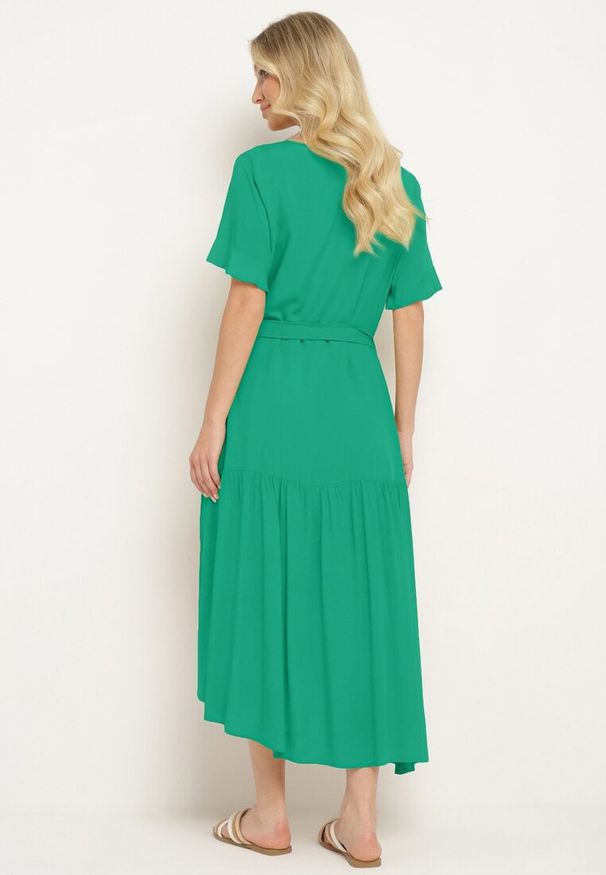 Born2be - Ciemnozielona Sukienka Pudełkowa z Materiałowym Paskiem i Falbanką Dimovas. Typ kołnierza: dekolt w kształcie V. Kolor: zielony. Materiał: materiał