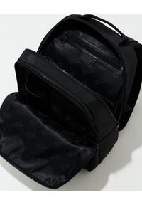 Versace Jeans Couture - VERSACE JEANS COUTURE - Czarny plecak z logo. Kolor: czarny. Materiał: nylon. Wzór: aplikacja