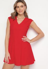Born2be - Czerwona Rozkloszowana Sukienka o Taliowanym Kroju Ellaira. Okazja: na co dzień. Kolor: czerwony. Wzór: kolorowy. Styl: casual, elegancki #1