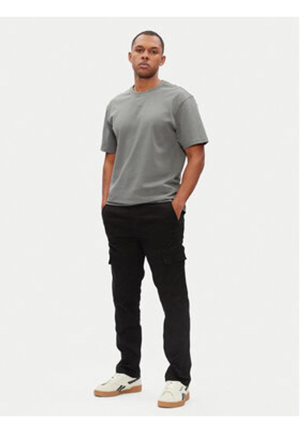 Pepe Jeans Spodnie materiałowe PM211725 Czarny Slim Fit. Kolor: czarny. Materiał: syntetyk