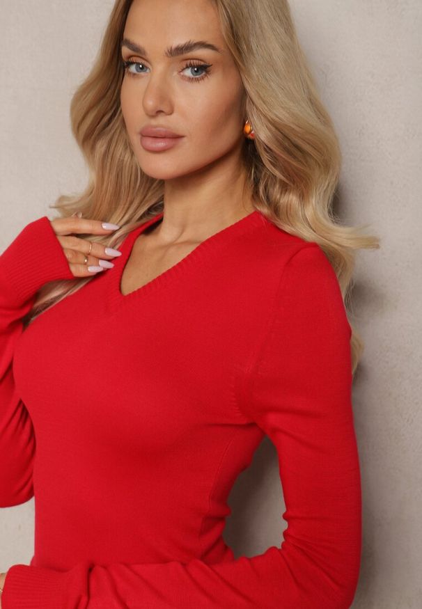 Renee - Czerwony Casualowy Sweter z Dekoltem w Serek Amitta. Okazja: na co dzień. Typ kołnierza: dekolt w serek. Kolor: czerwony. Materiał: jeans. Styl: casual