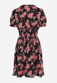 Renee - Czarna Sukienka Gwenheda. Typ kołnierza: dekolt w serek. Kolor: czarny. Długość rękawa: krótki rękaw. Wzór: aplikacja. Długość: mini #2