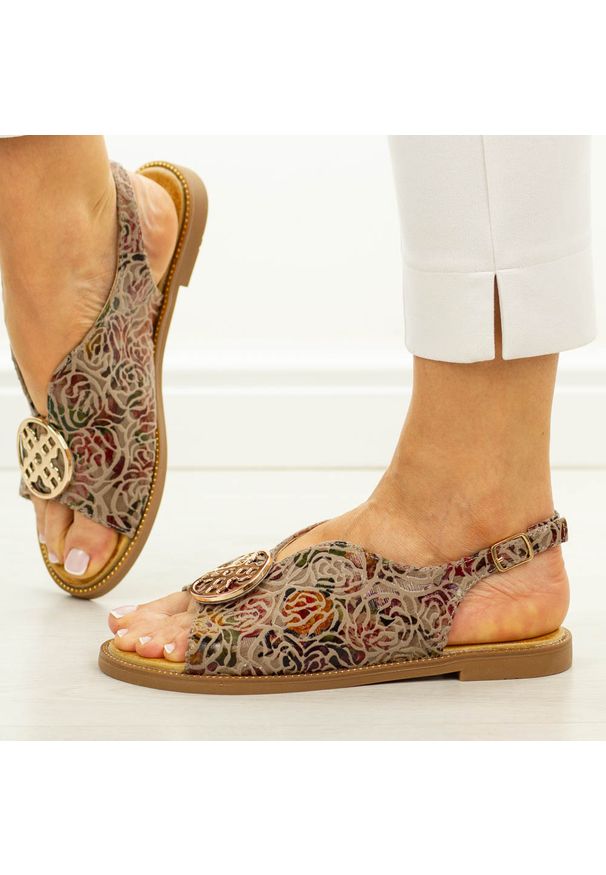 Multi płaskie sandały damskie Filippo Ds7894/26. Kolor: wielokolorowy. Materiał: skóra. Wzór: aplikacja. Sezon: wiosna, lato. Styl: elegancki, wizytowy