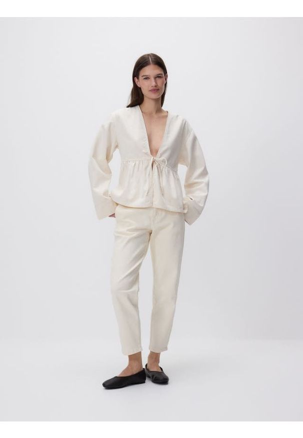 Reserved - Jeansy chino - kremowy. Kolor: kremowy