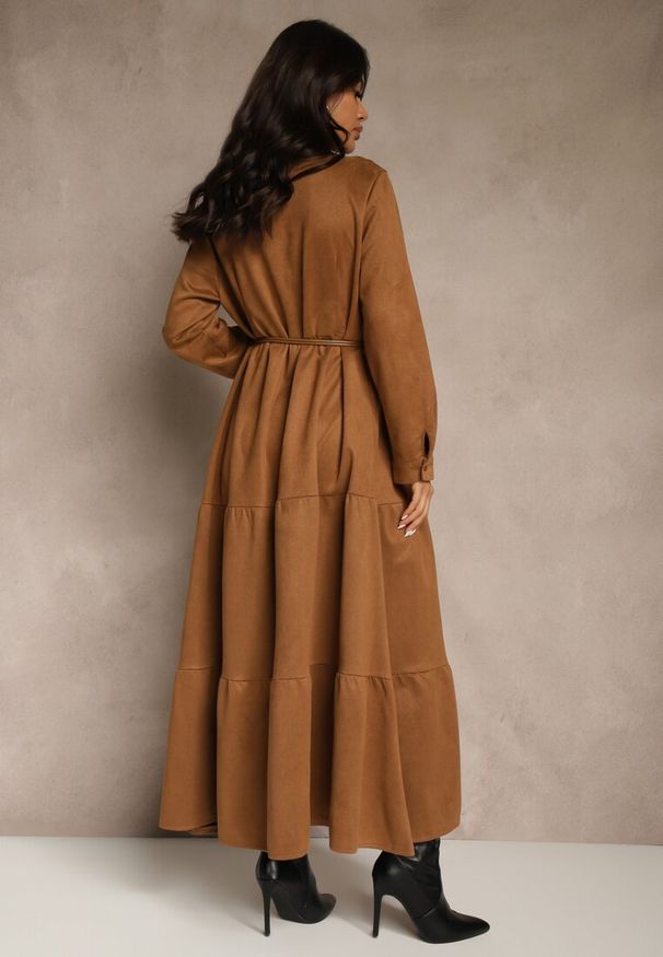 Renee - Brązowa Sukienka Koszulowa z Wiskozy Ozdobiona Paskiem Retelsa. Okazja: na co dzień. Kolor: brązowy. Materiał: wiskoza. Wzór: aplikacja. Typ sukienki: koszulowe. Styl: casual