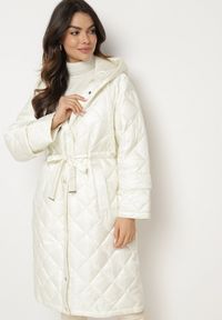 Born2be - Jasnobeżowa Pikowana Kurtka o Długim Kroju z Kapturem Paskiem i Ściągaczami w Talii Nikiana. Okazja: na co dzień. Typ kołnierza: kaptur. Kolor: beżowy. Materiał: jeans. Długość: długie. Styl: sportowy, klasyczny, casual, elegancki #1