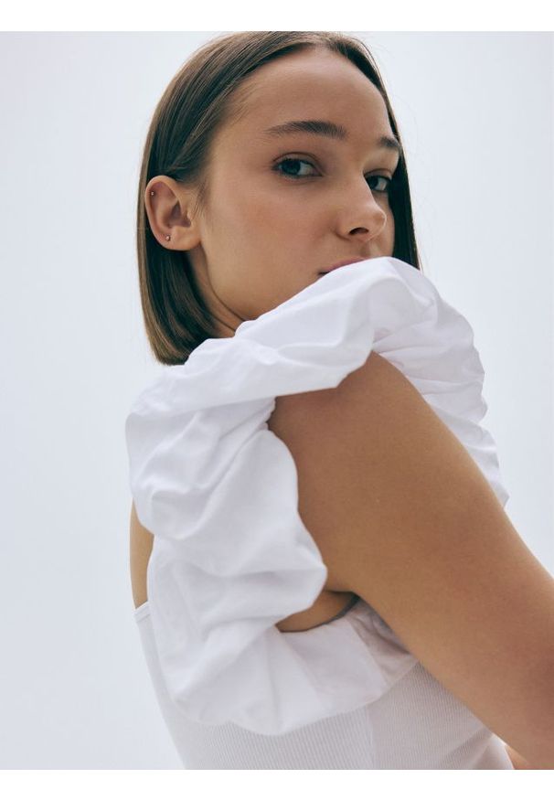 Reserved - Bluzka z bufkami - biały. Kolor: biały. Materiał: dzianina, bawełna