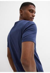 bonprix - Koszulka z czystej bawełny organicznej z dekoltem henley i krótkim rękawem. Typ kołnierza: typu henley. Kolor: niebieski. Materiał: bawełna. Długość rękawa: krótki rękaw. Długość: krótkie. Wzór: nadruk, aplikacja #3