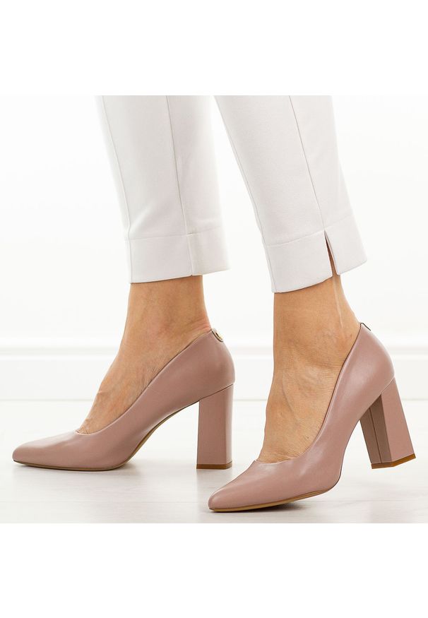 Fioletowe czółenka damskie na słupku Sergio Leone Pb216. Okazja: na spotkanie biznesowe, na ślub cywilny, na wesele. Kolor: fioletowy. Materiał: skóra. Szerokość cholewki: normalna. Sezon: wiosna, jesień. Obcas: na słupku. Styl: biznesowy, elegancki, klasyczny