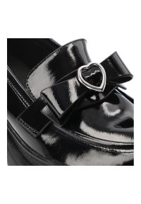 Czarne Mokasyny S.Barski Stylowe Wsuwane Obuwie Damskie Z Kokardką. Okazja: na co dzień. Zapięcie: bez zapięcia. Kolor: czarny. Materiał: skóra, lakier, jeans. Styl: elegancki
