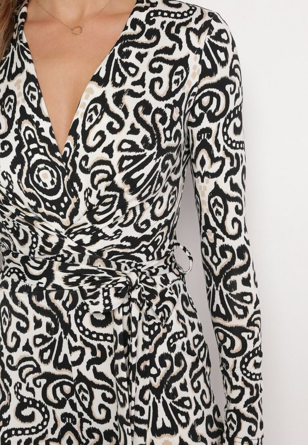 Born2be - Czarno-Biały Kombinezon w Ornamentalny Wzór z Materiałowym Paskiem Nireti. Okazja: na co dzień. Kolor: czarny. Materiał: materiał. Wzór: aplikacja. Styl: casual