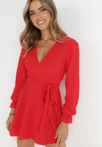 Born2be - Czerwona Sukienka Dyninca. Typ kołnierza: dekolt w kształcie V. Kolor: czerwony. Materiał: tkanina, materiał. Wzór: gładki. Typ sukienki: kopertowe. Styl: elegancki. Długość: mini #4