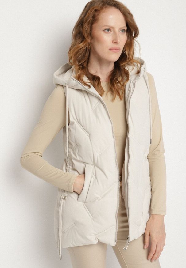 Born2be - Biała Casualowa Kamizelka z Kapturem i Pikowanymi Przeszyciami Caletta. Okazja: na co dzień. Typ kołnierza: kaptur. Kolor: biały. Materiał: jeans. Styl: casual