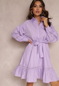 Renee - Fioletowa Koszulowa Sukienka z Perłowymi Guzikami i Koronkowymi Wstawkami Shyanne. Kolor: fioletowy. Materiał: koronka. Typ sukienki: koszulowe. Styl: vintage. Długość: midi #5