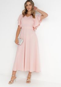 Born2be - Różowa Rozkloszowana Sukienka Zdobiona Falbanami Emilienne. Okazja: na randkę, na spacer. Kolor: różowy. Materiał: tkanina, jeans. Wzór: jednolity, aplikacja, gładki. Typ sukienki: rozkloszowane. Styl: wizytowy, klasyczny, elegancki. Długość: maxi