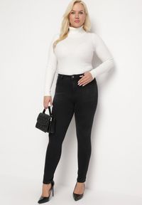 Born2be - Czarne Jeansy Skinny o Modelu Push Up z Regularną Talią Vistanza. Kolekcja: plus size. Kolor: czarny #7