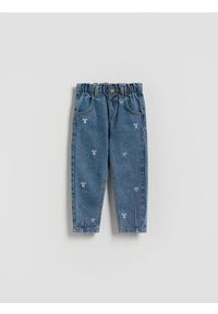 Reserved - Jeansy baggy z haftem - niebieski. Kolor: niebieski. Materiał: jeans. Wzór: haft